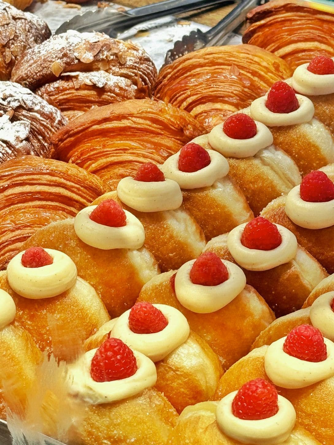 Frisches Brot und Brötchen